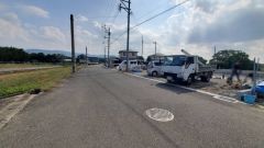 現地（2025年10月27日）撮影。 前面道路は約7.2ｍあり、車通りも少ないので駐車も楽々です＾＾