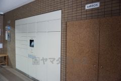 不在時でも荷物が受け取れる宅配ボックス完備。共働きの家庭や外出の多い方に便利。お子様の留守番中も安心ですね＾＾