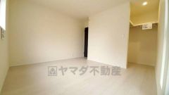 ご夫婦お二人のプライベートシーンを演出する寝室は、大容量のウォークインクローゼット付き。