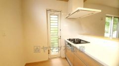 勝手口付きキッチン。においがこもりやすいキッチンの換気にも役立ちます。ごみの仮置きにもなり、便利です＾＾