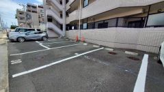 敷地内平面駐車場。月額3240～6480円。空き状況についてはお問い合わせ下さい。