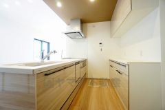 リビングにいるお子様を見守りながらお料理ができる対面キッチン。カウンタートップの汚れもサッと拭き取ることができ、お掃除ラクラク＾＾