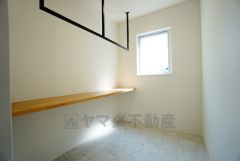 便利なランドリールーム。バスタオルや着替えなど置くことができる棚を設置。洗剤のストックも収納できます。