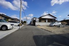 現地（2025年12月9日）撮影。 道幅が広く、車通勤の方や買い物などでの車の出し入れも楽々できて嬉しいですね。