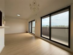 大きな掃き出し窓のあるリビングは、陽光あふれる明るい空間です。ゆったりと寛げる憩いの場となりそうです。