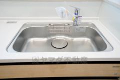 広々とした凸型シンクに洗剤ポケットを標準装備。大きなお鍋など洗いやすいです。