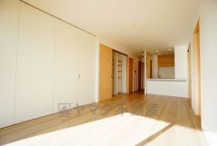 リビングは広々とした設計で、家族が集い、寛ぐ暮らしの空間を演出しています。思い思いの時間を過ごしたり、家族みんなで食事をしたり、素敵な団らんの場になりますね。
