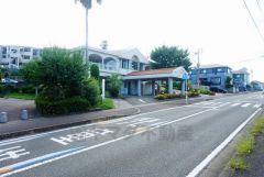 前面道路は広く、車同士がすれ違うスペースが十分にあります。落ち着いた住宅地内で快適な生活を実現してみませんか＾＾