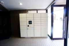 宅配ボックス付き。お仕事中や外出中などの不在時にも荷物が受け取れるのはとっても便利ですね＾＾セキュリティ面でも安心です＾＾