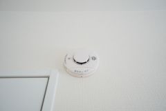 火災報知器が設置されていることで、火災の発生をいち早く感知し、就寝中や留守中でも素早く危険を知らせてくれるため、家族の安全を確保し被害を最小限に抑えられます。
