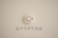 火災発生をいち早く知らせてくれる火災報知器は標準装備です。