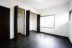 暖かい日差しが差し込む洋室。たっぷり収納できるクローゼット付きでお部屋の中をすっきりと快適に保てます。