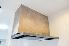 お手入れが簡単なスリム型レンジフードです。調理により発生する油煙や臭いを吸い込み、屋外へ排気してくれます。