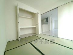 リビングからの続き間として和室をご用意しました。普段はリビングとつなげて開放的なスペースとして、来客時には客間としてお使いいただけます。