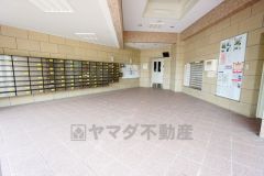 広々としたエントランスが開放感を演出しています。防犯カメラ付きでマンション内のトラブル・犯罪の抑止効果があり、防犯性アップ。