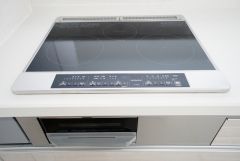 同仕様写真。お手入れのしやすいIHクッキングヒーターです。3口コンロなので、効率よくお料理が楽しめます。毎日のお料理も楽しくなりますね＾＾