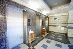 エレベーターは3台完備しています。忙しい時にもスムーズに外出できます。