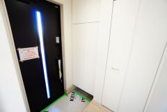 白を基調とした明るい玄関です。大容量のシューズボックスは家族全員の増えがちな靴や物をすっきり収納できます。