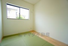 リビングからの続き間として和室をご用意しました。普段はリビングとつなげて開放的なスペースとして、来客時には客間としてお使いいただけます。