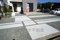 3台まで並列駐車できるので、急な来客時やお子様が成人して車を所有するようになっても安心です。