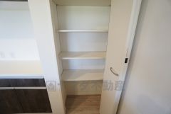 同仕様写真。まとめ買いしてもこの収納量なら心配要らずのパントリー。調理家電や食品のストックをすっきりまとめられ、キッチン周りを広々使えます。