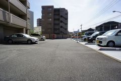 来客時の駐車場として敷地内にコインパーキングを完備しています。遠くに駐車しなくて済むのはうれしいですね。