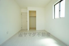 同仕様写真。住む人のこだわりを活かす洋室。日当たりがよく、寝室としての利用もおすすめ。ウォークインクローゼットには荷物をすっきり片付けられ、ゆとりのある暮らしが出来ます＾＾