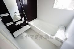 同仕様写真。1日の疲れを癒すくつろぎのバスルーム。足を伸ばしてもゆったりと入れるサイズです。お子様と一緒にお風呂に入っても狭くないですね^^