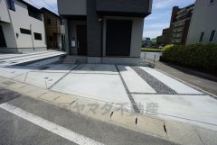 駐車スペースはゆとりある2台分を確保。マイカー用に、お客さま用に、余裕を持ってご利用いただけます。