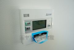 キッチン横からお湯張り、追い炊き、足し湯がボタン一つで楽々操作できる給湯機リモコンです。