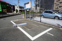 来客時の駐車場として敷地内にコインパーキングを完備しています。遠くに駐車しなくて済むのはうれしいですね。