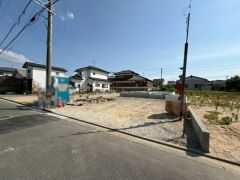 現地（2026年5月19日）撮影。カースペースは広々と6台分を確保＾＾（軽自動車含む）マイカー用に、お客さま用に、余裕を持ってご利用いただけます。