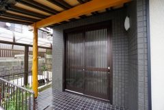 奥まって設置されており、雨にも濡れにくくなっています。