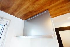 お手入れが簡単なスリム型レンジフードです。調理により発生する油煙や臭いを吸い込み、屋外へ排気してくれます。