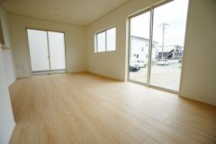 大きな窓のあるリビングは、陽光あふれる明るい空間です。居心地良く、ご家族皆がゆったり寛げる憩いの空間となりそうです。
