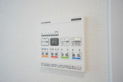 浴室暖房乾燥機付き。天候に左右されず、いつでも好きなときに洗濯物を干せるので、仕事や家事で忙しい方に重宝します。