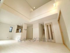 1階と2階を繋ぐ吹き抜けがあるリビング。リビングで寛ぐご家族の気配が感じられます。