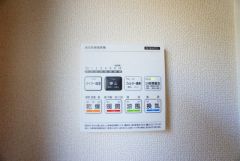 雨の日の洗濯も安心できる浴室暖房乾燥機付き浴室。リモコンで操作もボタン1つで簡単。