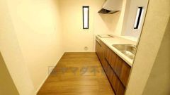 リビングにいるお子様を見守りながらお料理ができる対面キッチン。カウンタートップの汚れもサッと拭き取ることができ、お掃除ラクラク＾＾