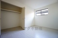 暖かい日差しが差し込む洋室。たっぷり収納できるクローゼット付きでお部屋の中をすっきりと快適に保てます。