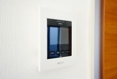 防犯性、セキュリティ対策に安心できるテレビモニター付きインターフォンです。セールスマン対策にもなり安心できます。