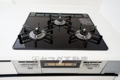 同仕様写真。複数の調理を一度に行うことができる3口コンロ。効率よくお料理が出来ます。毎日のお料理も楽しくなりますね＾＾