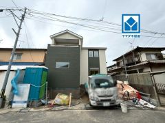 パントリーやWIC、ファミリークローク付き＾＾スーパーやコンビニなども近く周辺環境充実。快適でゆとりのある生活空間で新生活を始めましょう^^