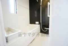 1日の疲れを癒すくつろぎのバスルーム。足を伸ばしてもゆったりと入れるサイズです。お子様と一緒にお風呂に入っても狭くないですね^^