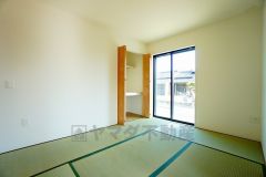 リビング隣には、ホッとできる和室を用意。お子様のお昼寝スペースや書斎としてなど、いろいろとお使い頂けます。