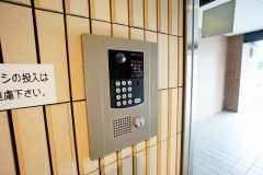 オートロックは、外部の人が自由に建物内に出入りできないため、不審者の侵入防止効果があります。