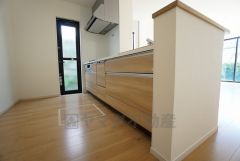 同仕様写真。家族とコミュニケーションを取りやすい対面式キッチン。勝手口からは光が差し込み、換気もしやすく便利。