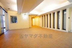 落ち着いた雰囲気の広々としたロビーです。