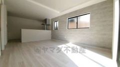 リビングは広々とした設計で、家族が集い、寛ぐ暮らしの空間を演出しています。思い思いの時間を過ごしたり、家族みんなで食事をしたり、素敵な団らんの場になりますね。