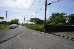現地（2025年5月20日）撮影。前面道路は広く、車同士がすれ違うスペースが十分にあります。落ち着いた住宅地内で快適な生活を実現してみませんか＾＾